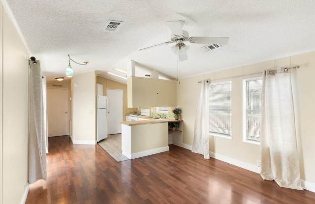 2 bedroom, 2 bathroom mobile home - 6620 Maloney Avenue, Stock Island, FL 33040