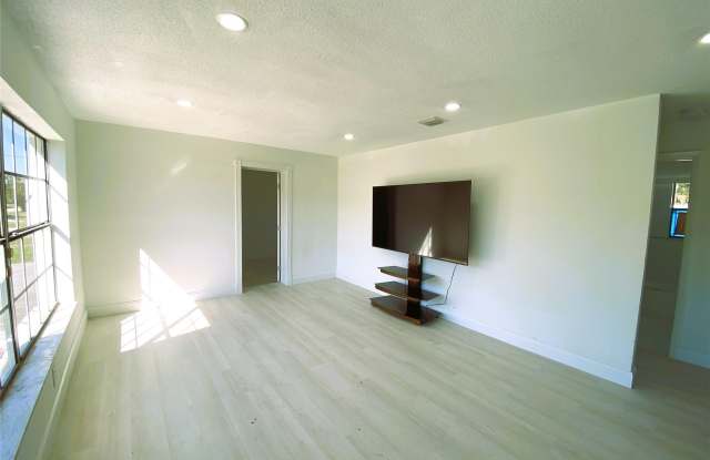 320 NW 4th Avenue Gallery 4