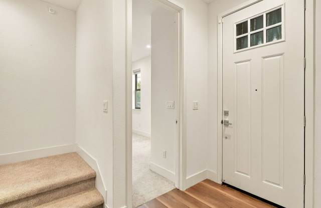 Bright Corner 3 Bed 3.5 Bath Townhome in Mountain View’s Montecito Community Gallery 4