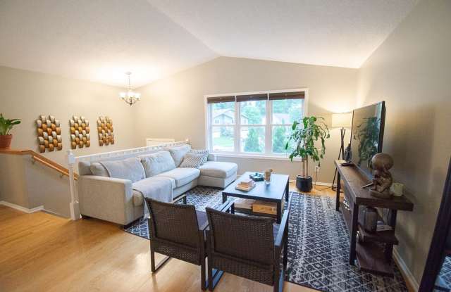 Beautiful Partially Furnished Home on Quiet Cul‑de‑Sac Gallery 4