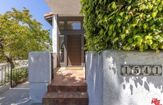 1541 Palisades Dr Gallery 1