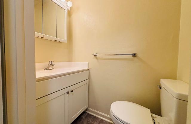2 Bedroom, 1.5 Bath Townhouse Gallery 2