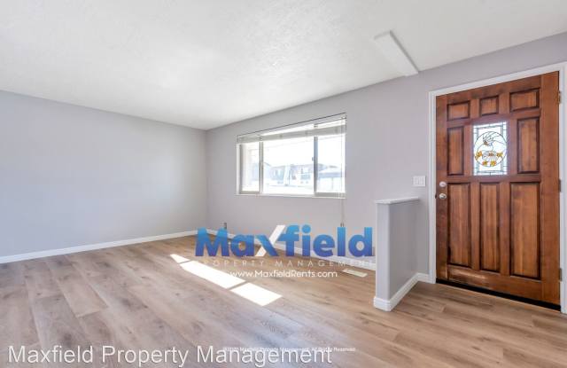 1069 E Sleepy Hollow Ln Gallery 2