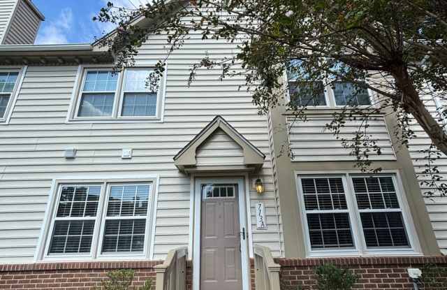 Beautiful Upgraded Condo located in Queensgate Condo Gallery 3