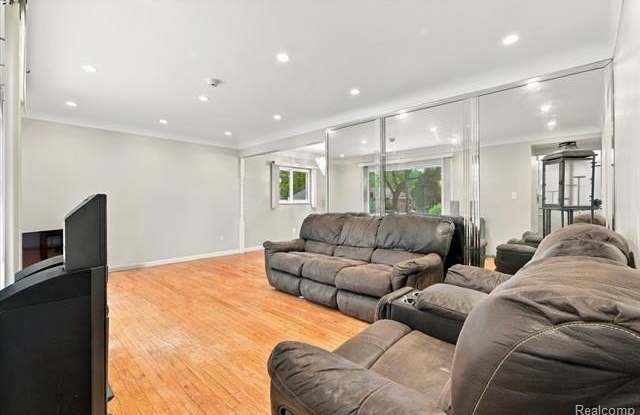 21900 Sussex Street Gallery 3