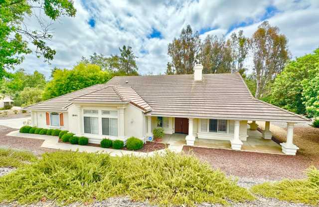 Wonderful Single Story Home, Quiet Neighborhood, Minutes to Downtown Fallbrook, Complete with Awesome Yard Space! photos photos
