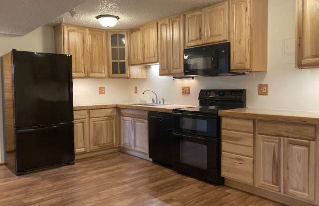 Lovely 2BR/1BA with large kitchen! Laundry/parking on site! photos photos