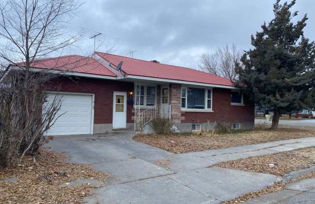 4 Bed, 2 Bath Home w/ 1 Car Garage - Idaho Falls - 900 Spratt Avenue, Idaho Falls, ID 83404
