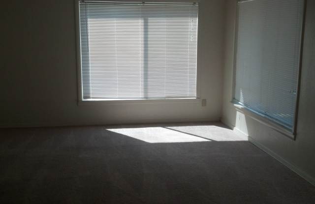 Unique 2 Bedroom Home in Bremerton with Lots of Privacy Gallery 3