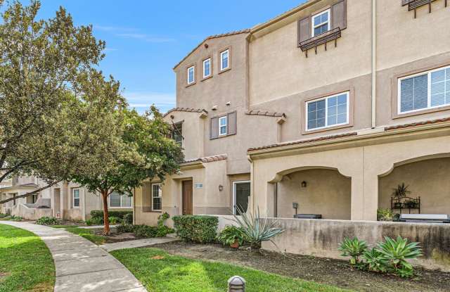 Two Story Townhouse in the gated community of Temecula Lane 3br/2.5ba, 1,586 Sqft, Patio, 2 car attached garage Gallery 4