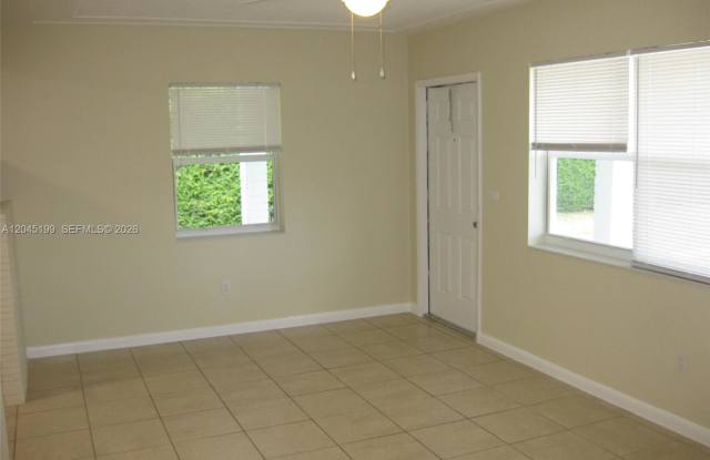2300 Northeast 37th Road Gallery 1