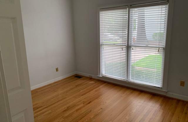 Prime Devine Street Location | 3 Bed, 3 Bath Available August 1, 2027 Gallery 4