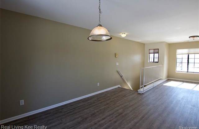 1572 MEADOW SIDE Drive Gallery 4