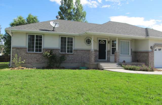 Pet Friendly - Nice 6 bed 2 bath home Gallery 3