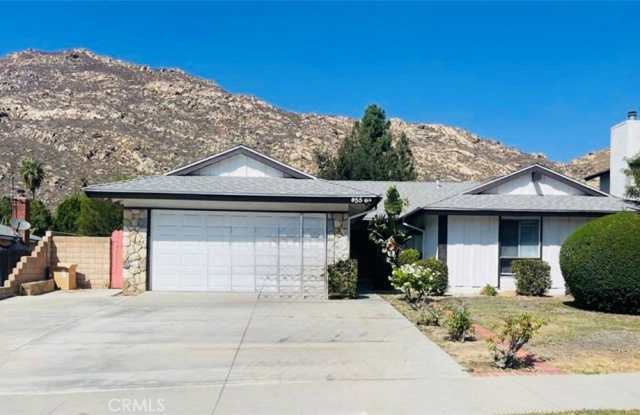 455 Glenhill Drive - 455 Glenhill Drive, Riverside, CA 92507