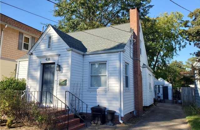 Super charming and updated cottage in desirable Colonial Place! Gallery 4