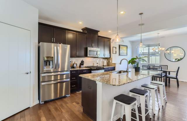 Spacious 2BDR Modern Townhome in Louisville photos photos