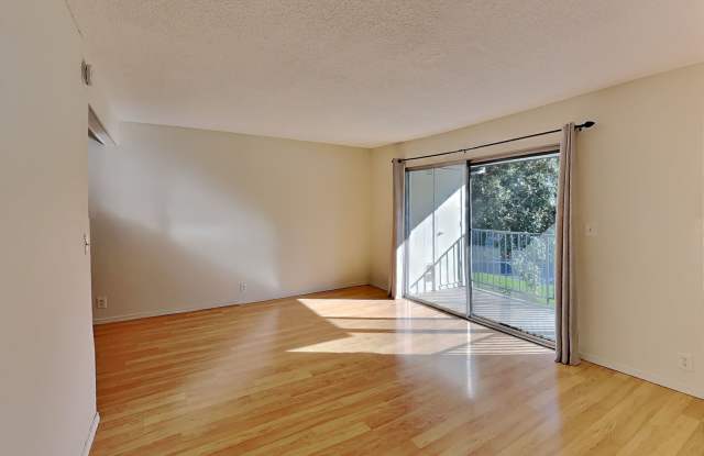 Walnut Creek 1/1 Condo Available Now! Gallery 1