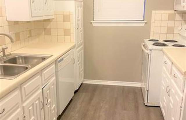1806 Camelot Cove Gallery 2