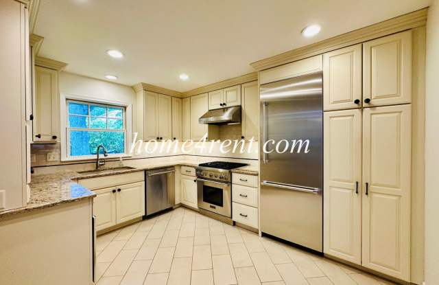 Gorgeous Home in South KC Featuring an Updated Kitchen, Multiple Living Spaces, Wood Floors and a Fenced Yard! Gallery 1