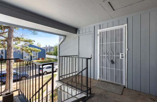 Updated 3 Bed / 2 Bath Southglenn Condo – Quartz Counters, New Washer/Dryer, Fireplace & Pool Gallery 4