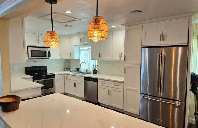 Beautiful Family Home & Tiny Home INDLUDED! Gallery 4