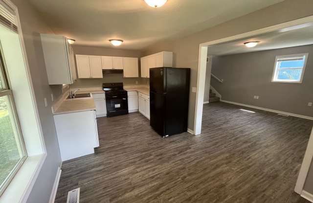 Just Renovated! New Kitchen, Floors, Paint, and more! 4 Bed, 2 Bath. Garage and Private Parking Gallery 4