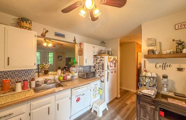 Comfortable, Modern  Full of Natural Light - 2bd/2ba Condo for Rent! photos photos