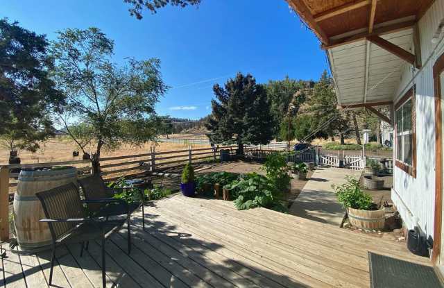 Historic Farmhouse in Crooked River Ranch Available! Gallery 1