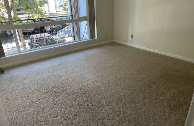 Kirkland Waterfront 1 bedroom with Private Beach Access + W/S/G and Parking Included! Gallery 4
