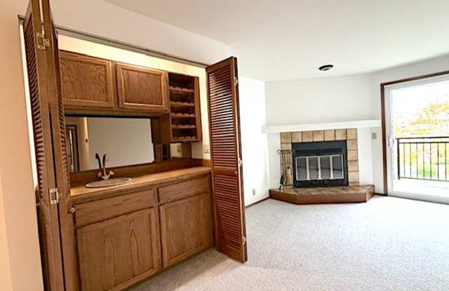 Spacious Northgate Condo Blocks from Light Rail--Move-In Bonus! Gallery 3