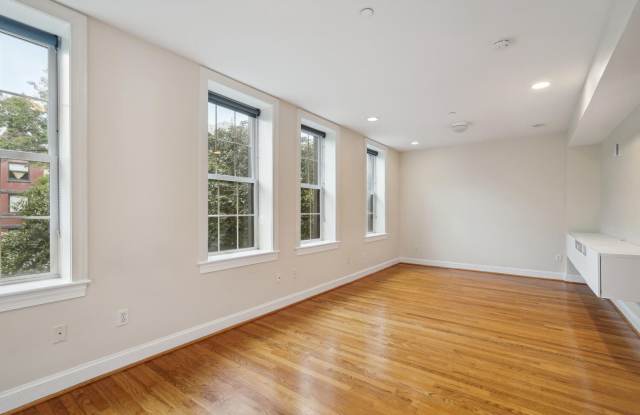 Beautiful 2BR/2BA Condo in the heart of Columbia Heights Gallery 2