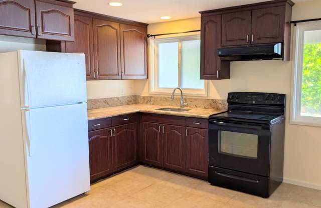 Spacious Pet Friendly 1 Bed 1 Bath Duplex in Kamehameha Heights - 2119 Skyline Drive, Honolulu, HI 96817