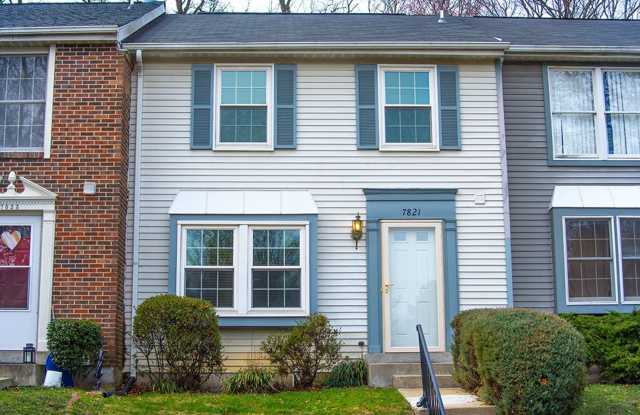 Commuters dream. Beautiful 3 BR 2 FB, 2 HB townhome photos photos