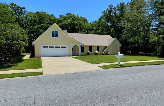 Spacious 4 bedroom home in Ocean Springs! MOVE-IN SPECIAL; Half off the first FULL months rent! Gallery 4