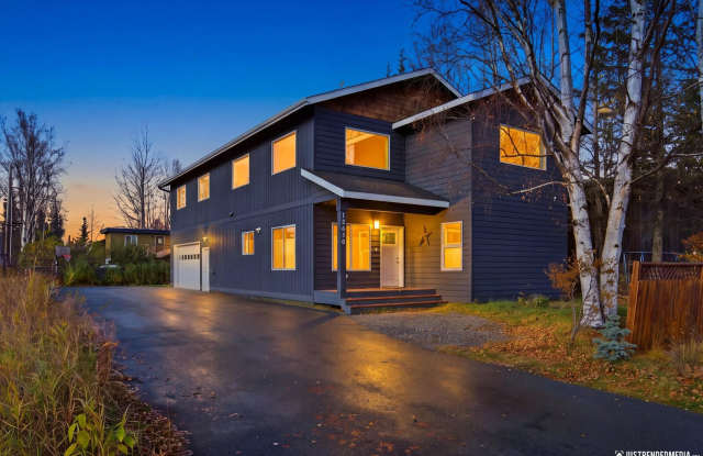 Beautifully Maintained South Anchorage Home | 4 Bedrooms + Exceptional Parking! Gallery 1