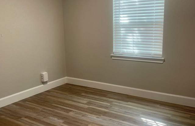 226 Laurel St Gallery 2
