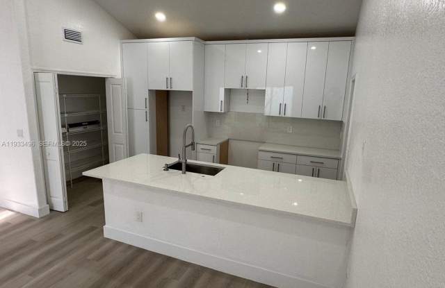 8754 NW 149th Terrace, Miami Lakes, FL 33018 photos photos