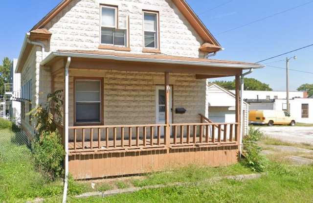 2 Bedroom, 1 Full Bath, 1  1/2 Story home in the heart of downtown Moline. - 3807 4th Avenue, Moline, IL 61265