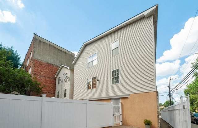 1 Gardner Avenue Gallery 3