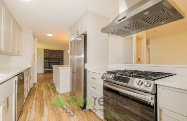 **Rent Special- $2,000 credit** Versatile 5 Bedroom Retreat with Office and Outdoor Living in Burien Gallery 3