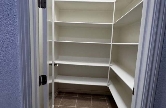 Spacious 4 bedroom near shopping and schools! Gallery 4