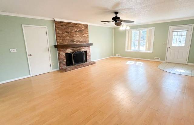 Charming 2 Bedroom Home in Southport with Screened Porch Large Fenced Backyard photos photos Charming 2 Bedroom Home in Southport with Screened Porch Large Fenced Backyard photos photos