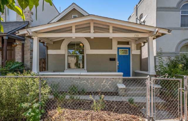 Unique 2 Bed, 1 Bath Home in the Lincoln Park Neighborhood! photos photos