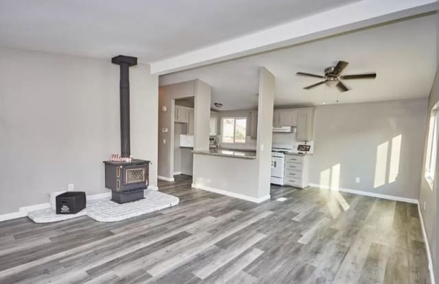 7033 Hollister Rd - 7033 Hollister Road, Phelan, CA 92371