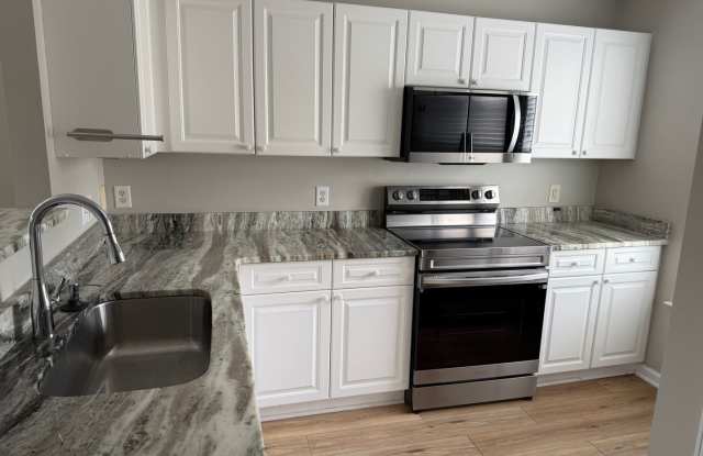Charming End-Unit Townhome with Golf Course Views in Hedingham! Gallery 4
