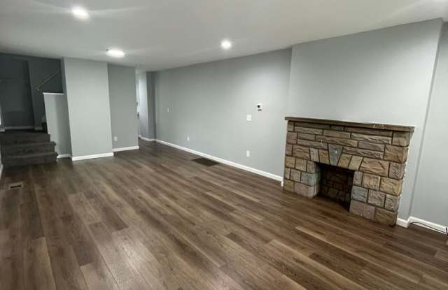 Beautifully Renovated 3-Bedroom Duplex! Gallery 3