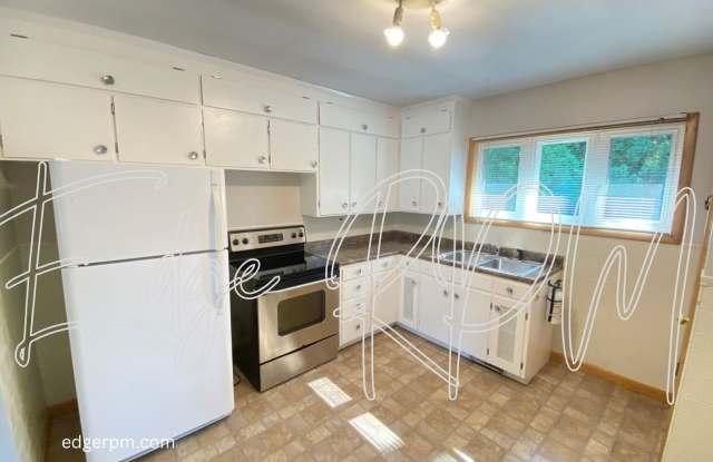 3 BEDROOM 2 BATH DUPLEX Short Term Leasing! Gallery 3