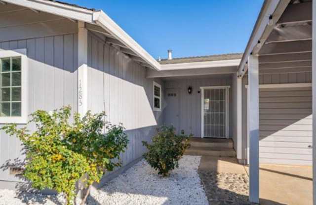 Spacious 3 Bedroom with large yard - 1285 Deborah Drive, Red Bluff, CA 96080