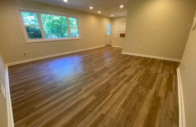 Come Home to This Suburban Rockville Rambler With a Huge Back Yard! Move In Ready! Gallery 4
